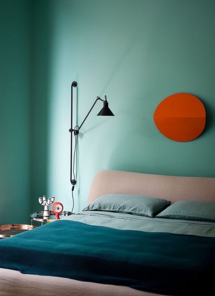 idée de peinture vert d eau foncée. linge de lit vert-bleu avec une couverture bleu canard, une lampe de nuit noire design
