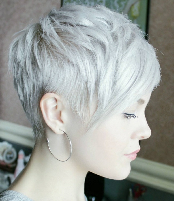 coupe de cheveux femme court blond gris coupe de cheveux tendance frange asymétrique