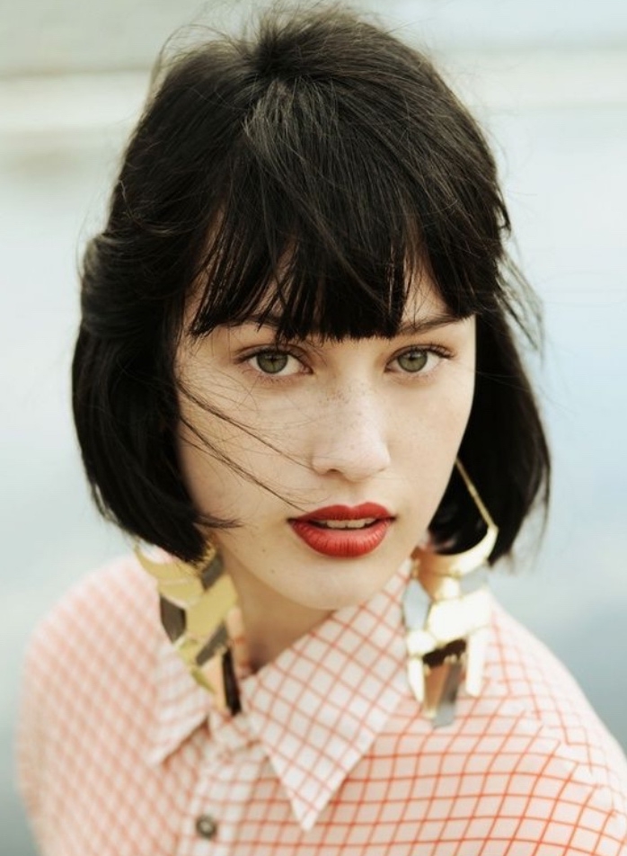 carré court plongeant avec une longue frange, look élégant rétro