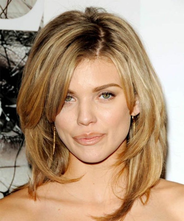 coupe asymétrique mèches destructurées en blond coupe de cheveux tendance style 2017