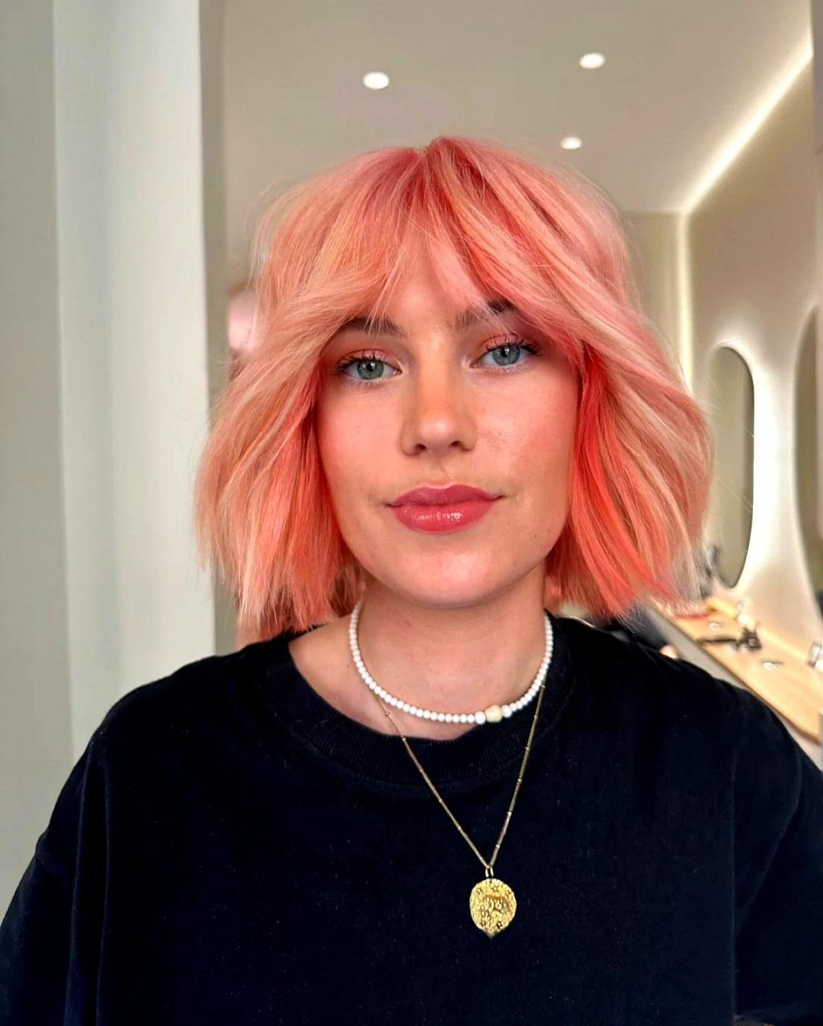 coupe courte frange cheveux rose tendance 20