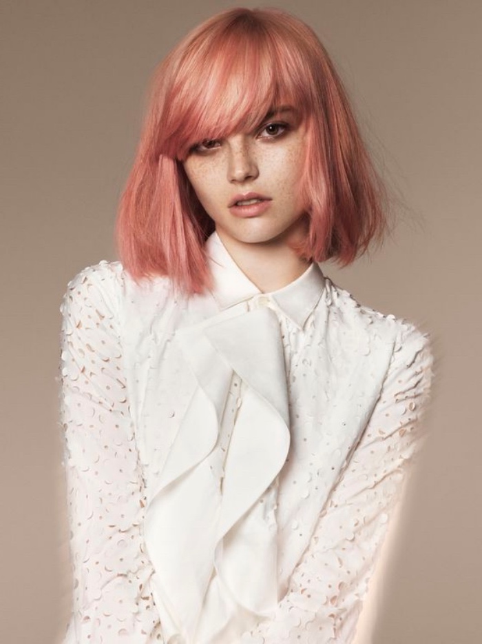 carré court, coloration cheveux rose gold, frange sur le front, look extravagante élégant