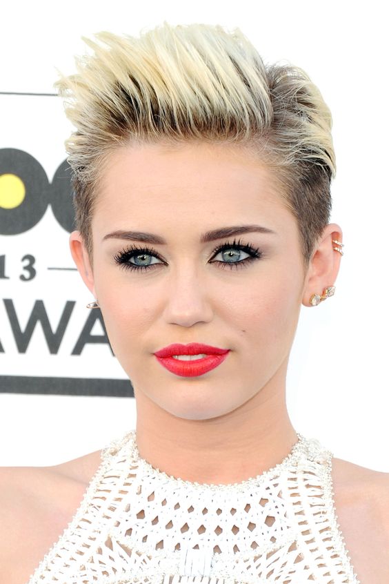 coupe courte miley cirus cheveux blonds