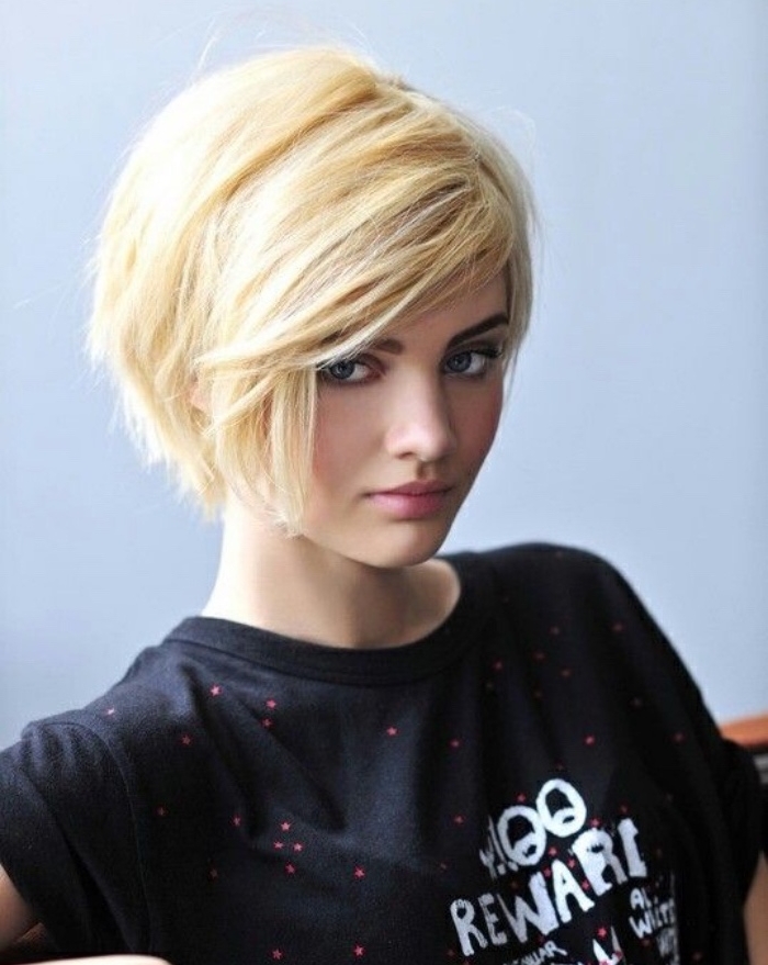 coupe de cheveux courte femme, carré court sur des cheveux couleur blond, frange asymétrique longue