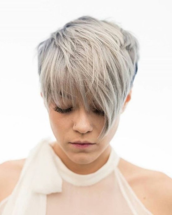 coupe courte femme, cheveux coloration grise, frange asymétrique, idée de modele de coupe pixie