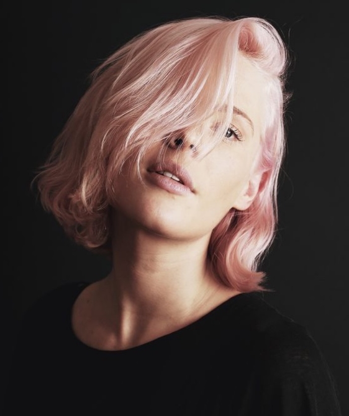 coloration rose gold sur un carré court classique, asymétrie