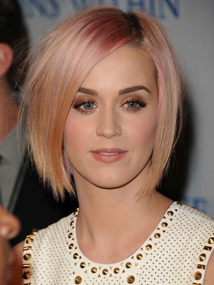 coupe de cheveux courte femme, Katty Perry avec cheveux blond rose et ombres bronzées