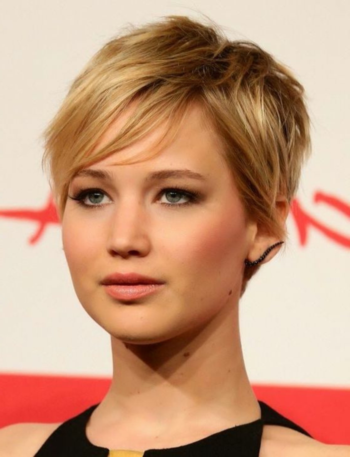 coupe de cheveux courts, Jennifer Lawrence avec une coupe courte et joli maquillage