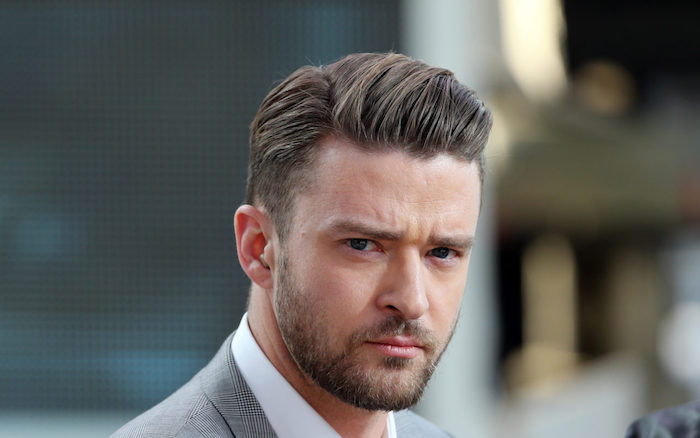 idée coupe de cheveux, coiffure célébrité pour homme, Justin Timberlake coiffure, chemise blanche avec blazer gris