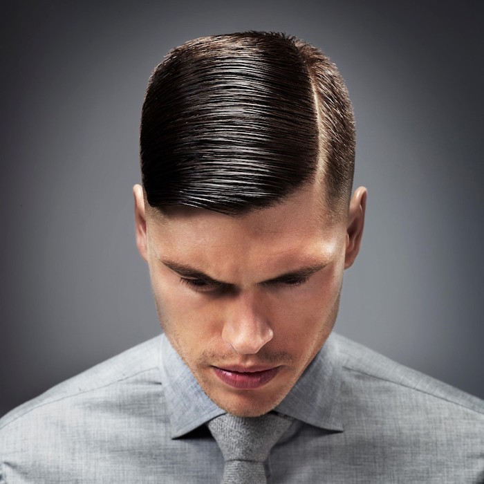 coupe-de-cheveux-homme-court-coiffure-homme-stylisé-cheveux-rasés-sur-le-coté-avec-volume coiffure homme, chemise et cravate grise pour homme, barbe naissance et cheveux marron foncé