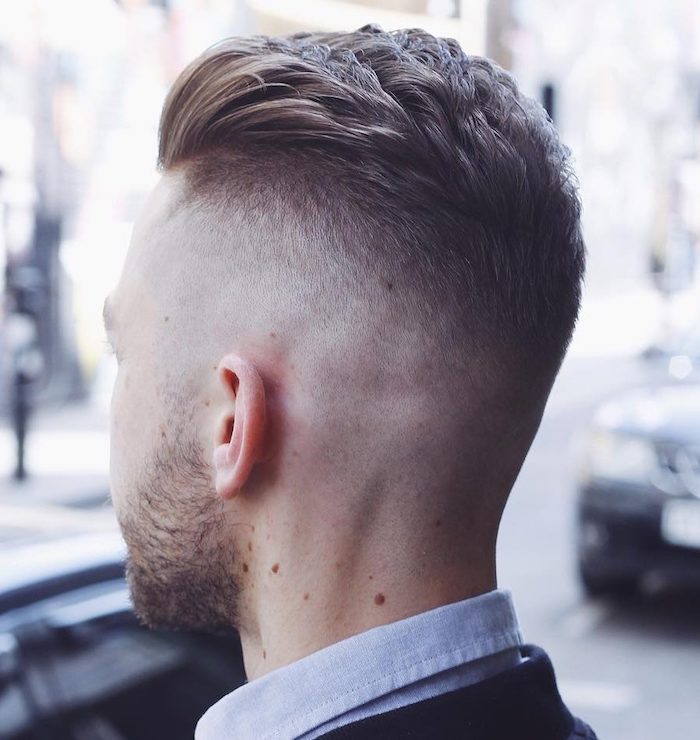 coupe-de-cheveux-homme-court-couleur-de-cheveux-homme-blond-foncé-barbe-courte dégradé homme, chemise bleu avec blazer noir, nuque rasée homme, barbe courte, couleur de cheveux blond foncé