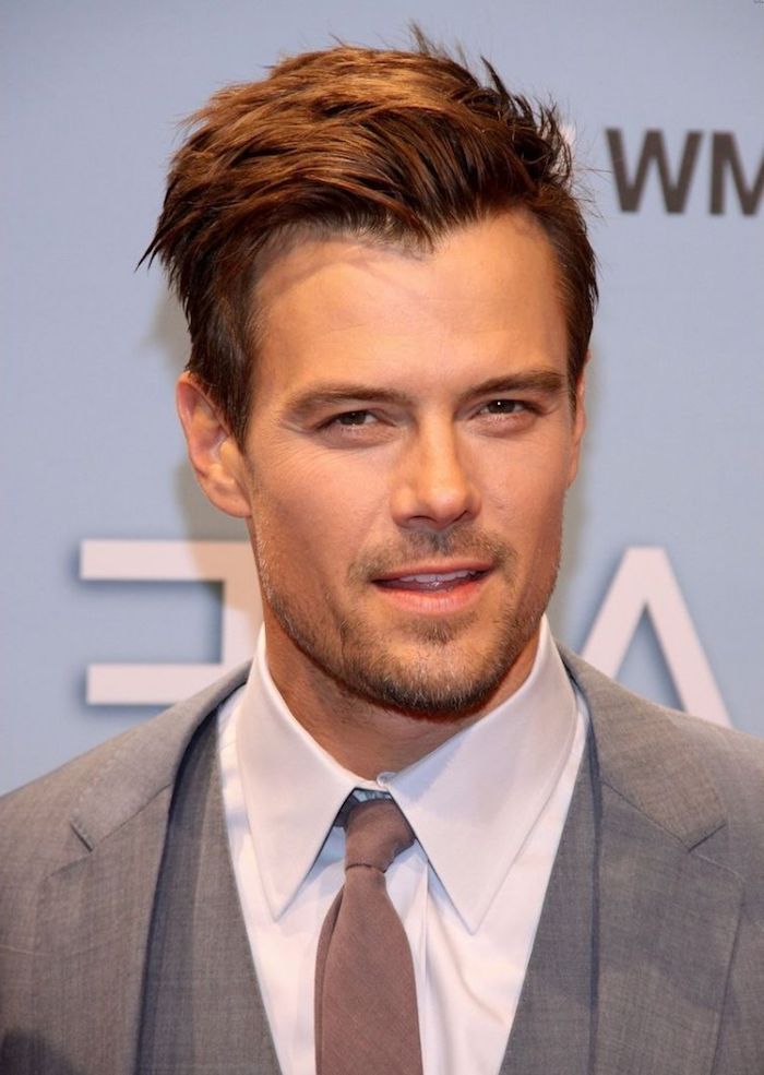 homme brun, chemise blanche avec cravate et blazer gris, coiffure célébrité masculine, coupe courte pour homme