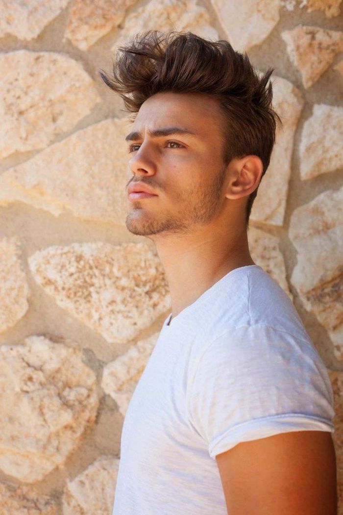 coupe-de-cheveux-homme-yeux-marron-barbe-de-trois-jours-cheveux-rasés-sur-le-côté coiffure homme tendance, cheveux désordonnées avec du volume sur le dessus, t-shirt blanc pour homme