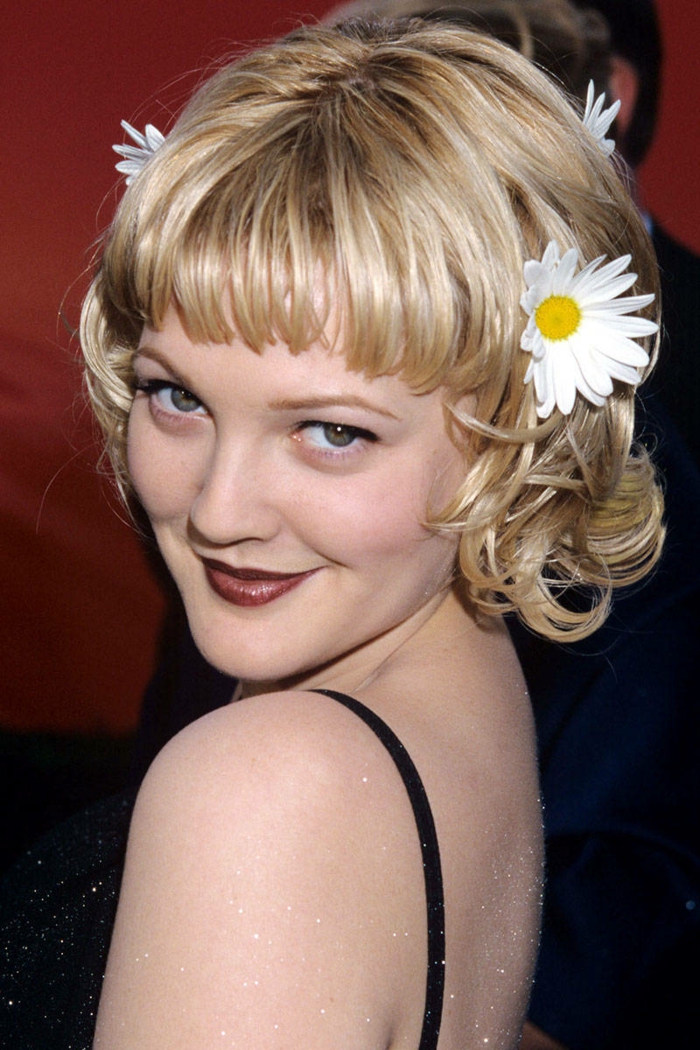 coupe femme court, Drew Barrymore avec une coupe courte frangée, marguerites dans les cheveux