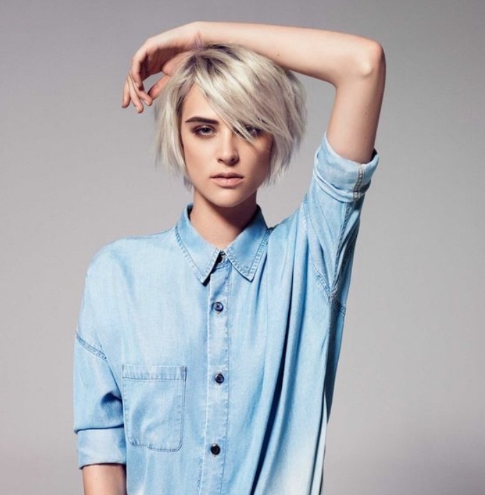coupe femme courte, cheveux coloration blond platine, carré plongeant court, chemise en jean stylée