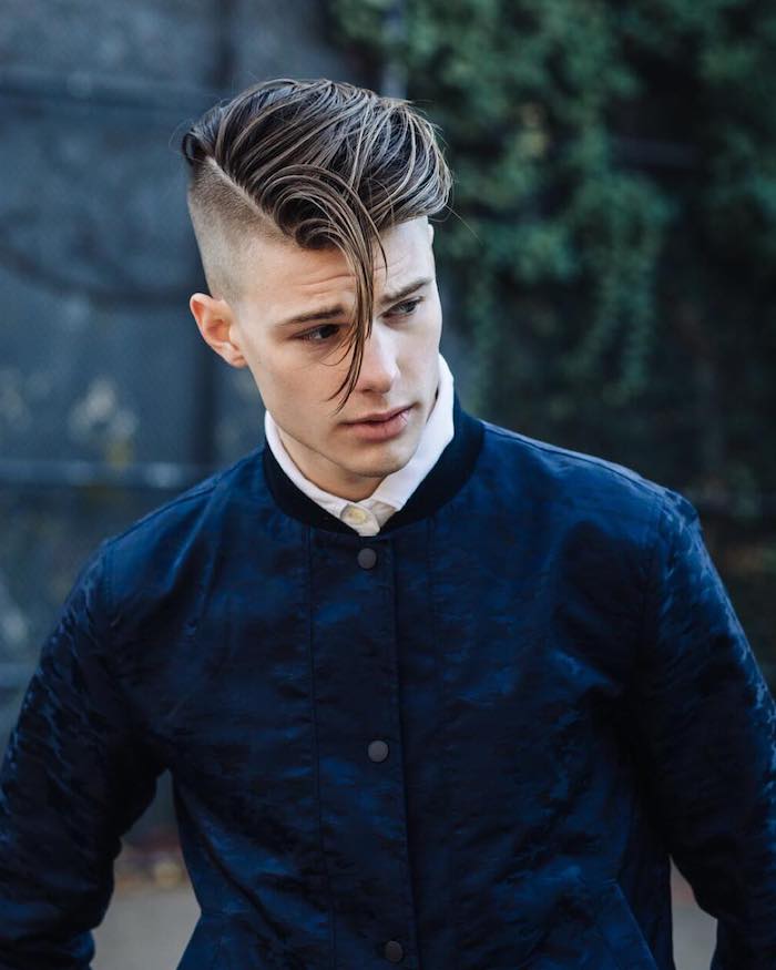 coupe de cheveux homme tendance, chemise blanche avec col et veste en cuir bleu foncé, coiffure homme avec frange