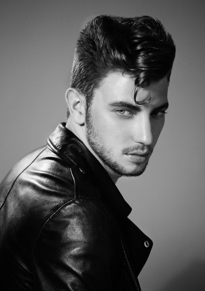 coupe-garcon-photo-blanc-et-noire-idée-coiffure-homme-cheveux-noirs-mèche-devant idée coupe de cheveux, veste en cuir noir pour homme, barbe courte avec moustache, cheveux raides avec mèche bouclée