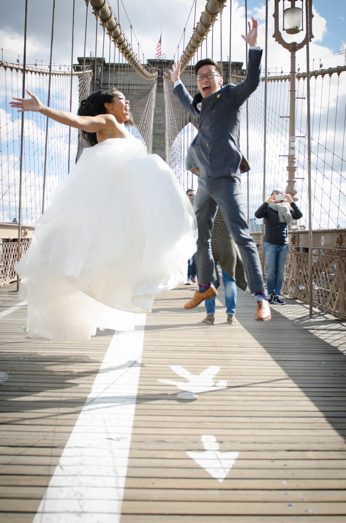 une photo de couple rigolote avec les mariés en l'air, séance photo urbaine