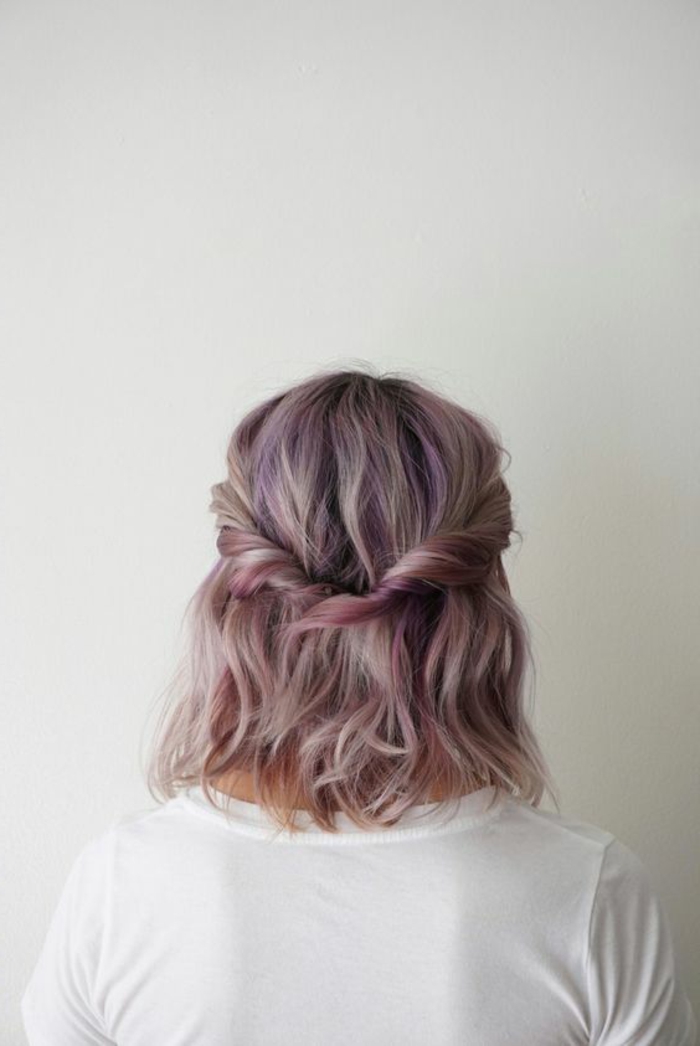 coiffure simple et rapide, mèches de devant entortillées et transformées en couronne de cheveux, coloration violette, rose