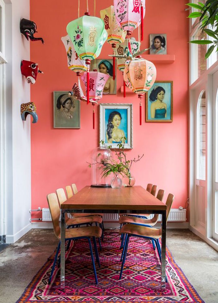 salle à manger au mur couleur corail et déco asiatique avec lampions