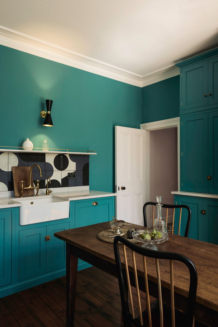 une cuisine turquoise de style anglais aux accents modernes et rétro, placards de cuisine peints en couleur canard qui tire vers le turquoise