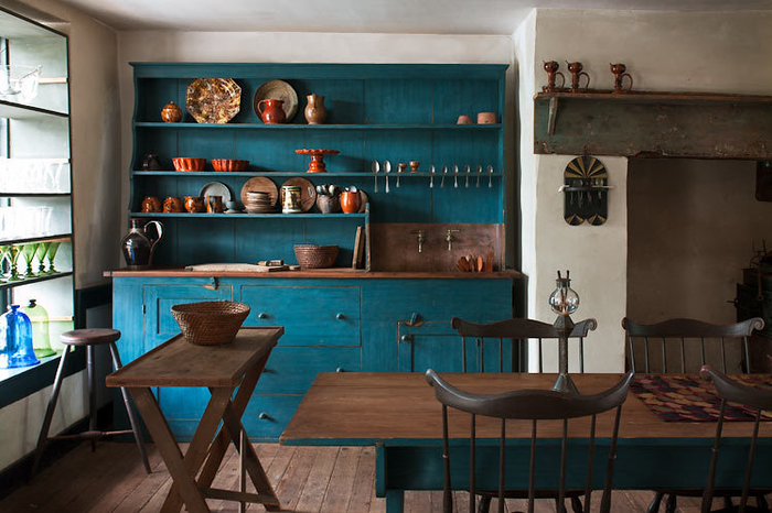 une cuisine rustique de style maison de campagne, ambiance naturelle et apaisante avec des cabinets peints en bleu paon 