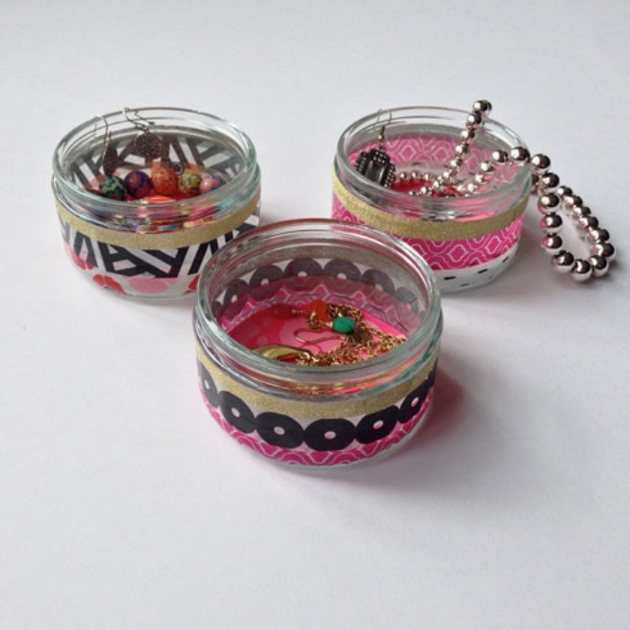 rangement maquillage et bijoux dans des pots en verre miniatures, customisés de masking tape, idée bricolage facile créatif