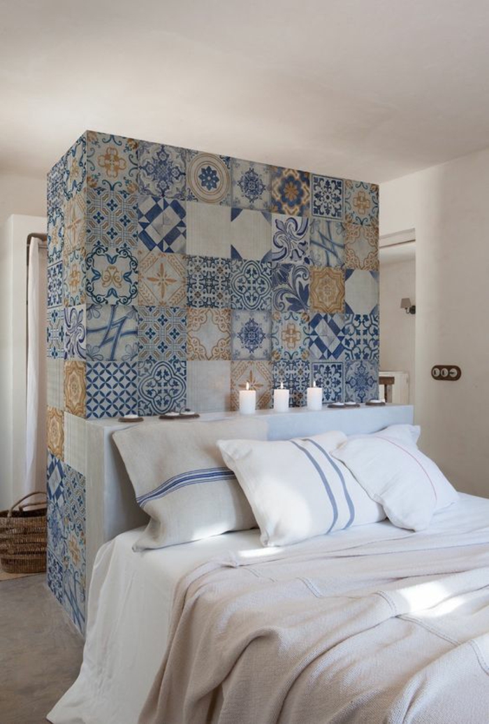 chambre design avec une colonne en mosaiques derrière le lit couleur principale bleu