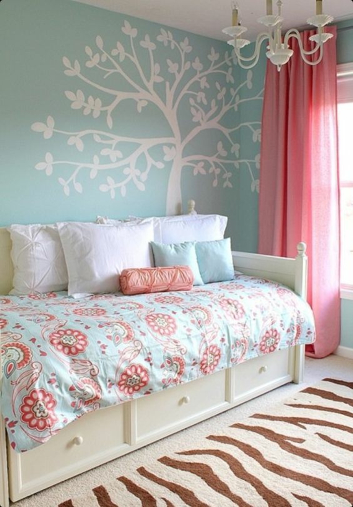 chambre design en couleurs pastels avec arbre blanc sur le mur en bleu pastel tapis aux motifs zebrés