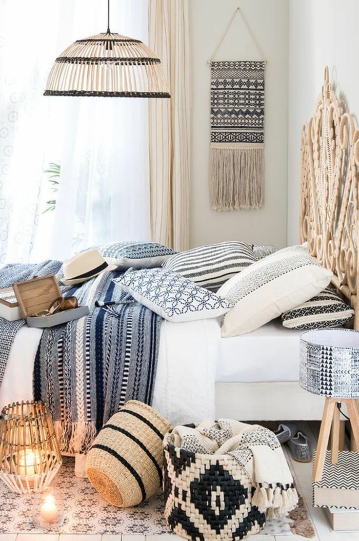 chambre design lit avec dossier de paille tressée paniers de rangement style afro pièce dédiée aux souvenirs de voyages 