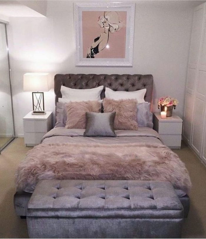 deco chambre gris et rose, couvertures moelleuses, banquete de lit capitonnée
