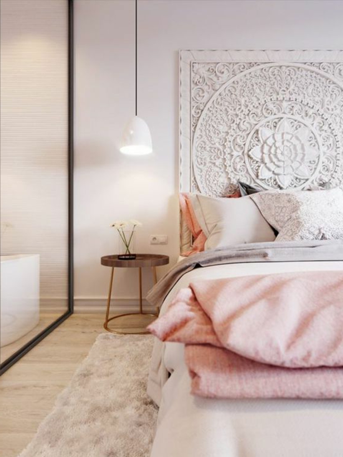 deco chambre gris et rose, lampe suspendue blanche, tête de lit blanche avec figures sophistiquées