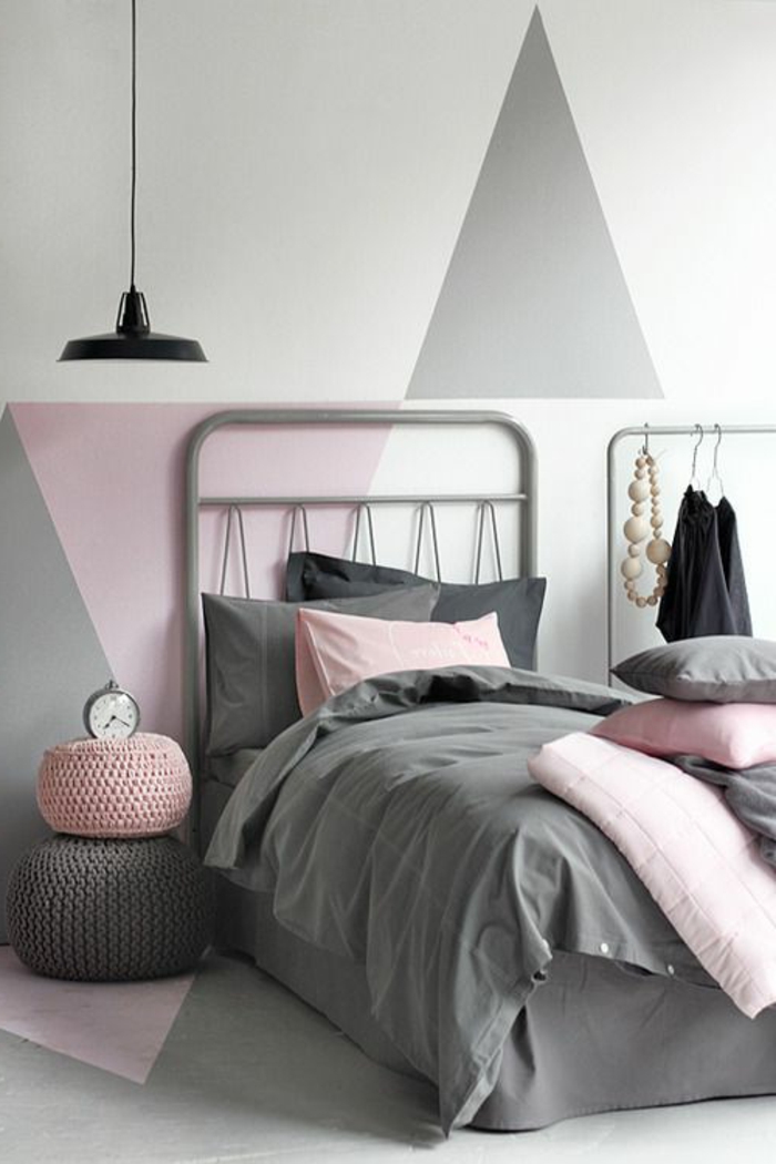 deco chambre gris et rose, mur avec figures géométriques, chambre en couleurs pastels, suspension noire