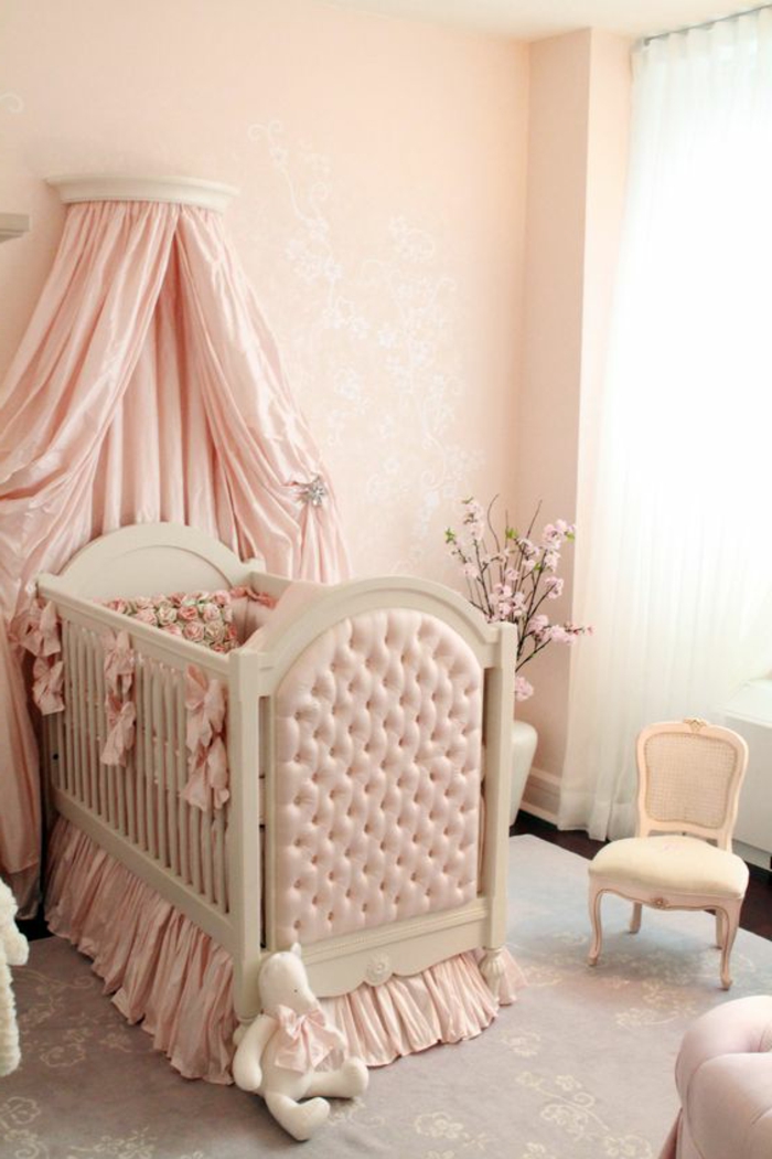 deco chambre romantique, ciel de lit rose, peinture murale rose, tapis gris clair