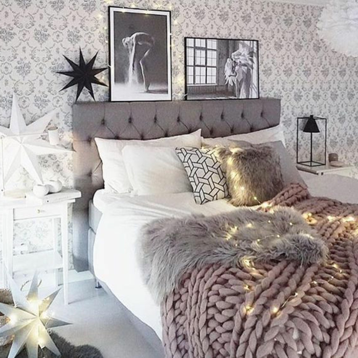 deco chambre romantique, papier peint gris et blanc, tête de lit capitonnée, photographies artistiques 
