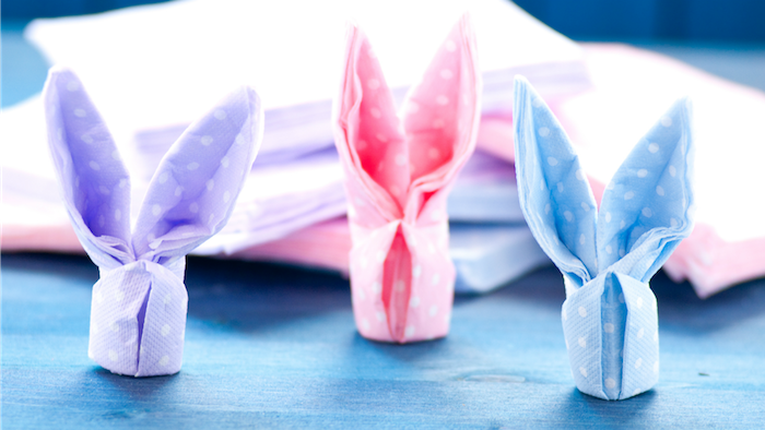 serviette origami, déco de table de paques, idée comment plier une serviette en forme de lapin