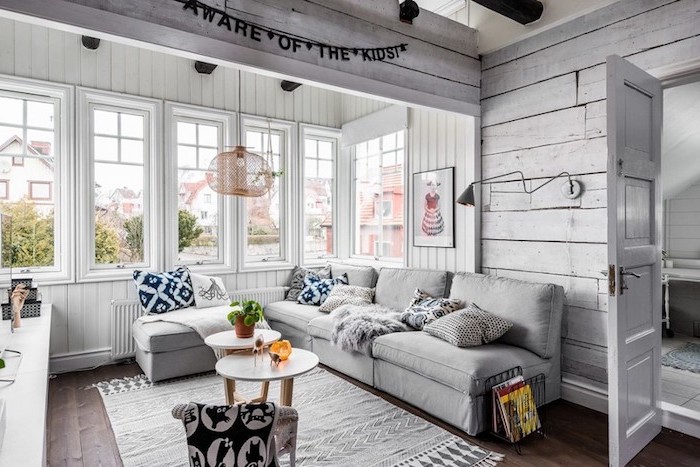 deco scandinave salon, parquet en bois, tapis en blanc et noir à motifs géométriques, fenêtres à carreaux