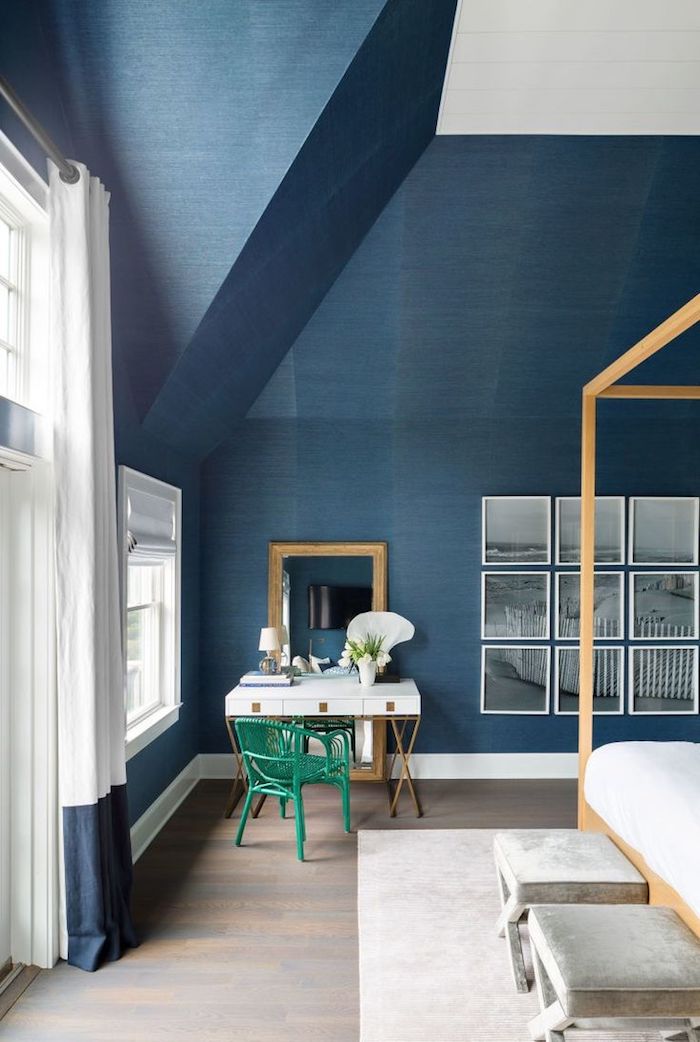 tissu velours, murs bleu foncé et plafond blanc, grandes fenêtres à carreaux, cadre de lit en bois, tapis beige