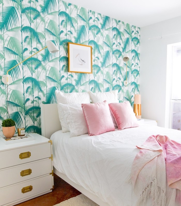 papier peint tropical, chambre à coucher femme, mur et plafond blanc, lampe sur pied en laiton, coussins décoratifs en rose pastel
