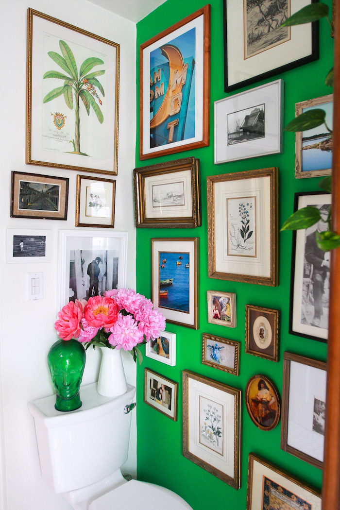 déco appartement, petite salle de bain avec mur blanc et vert, cuvette wc avec décoration vase verte et blanche, mur de cadre en bois