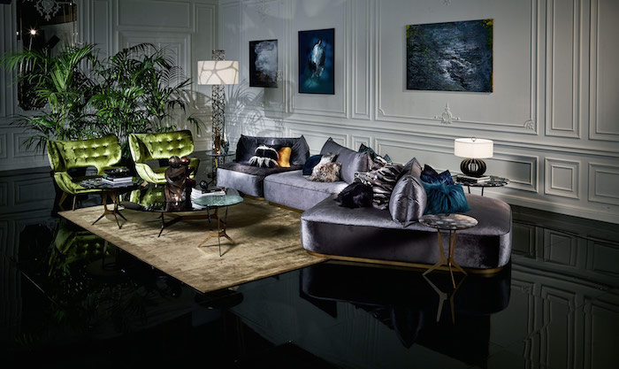 décoration appartement, sol noir effet miroir, murs blancs avec décoration en plâtre, canapé en velours violet avec coussins en fausse fourrure