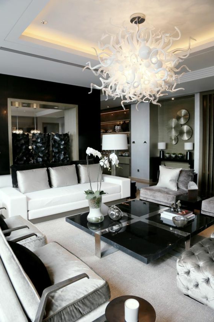 deco moderne salon, table carrée et plafond extravagant, canapés blancs