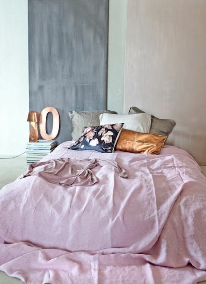 deco peinture chambre, lit rose, coussins déco, coussin floral, coussin marron, coussins gris et blancs