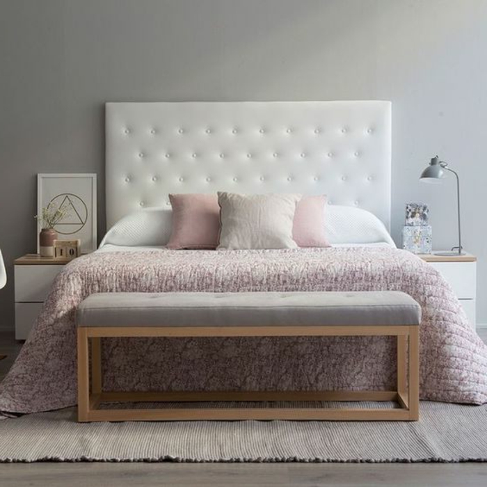 deco peinture chambre, banquette de lit en bois et tissu, tête de lit capitonnée en gris clair