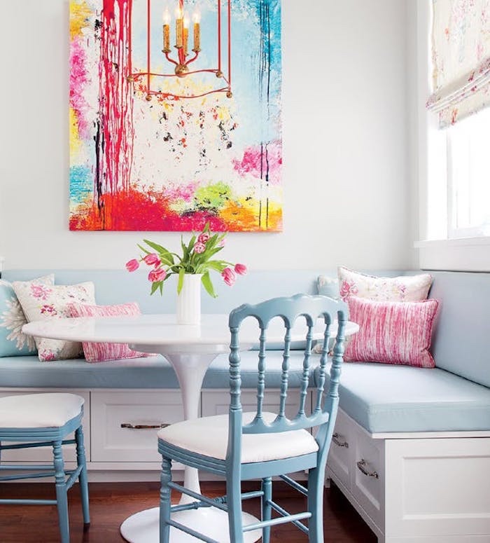 deco salle a manger, canapé d angle avec coussins s assise bleu clair, chaises bleu pastel, coussins rose et bleu, bouquet de tulipes et peinture murale abstraite, meubles vintage