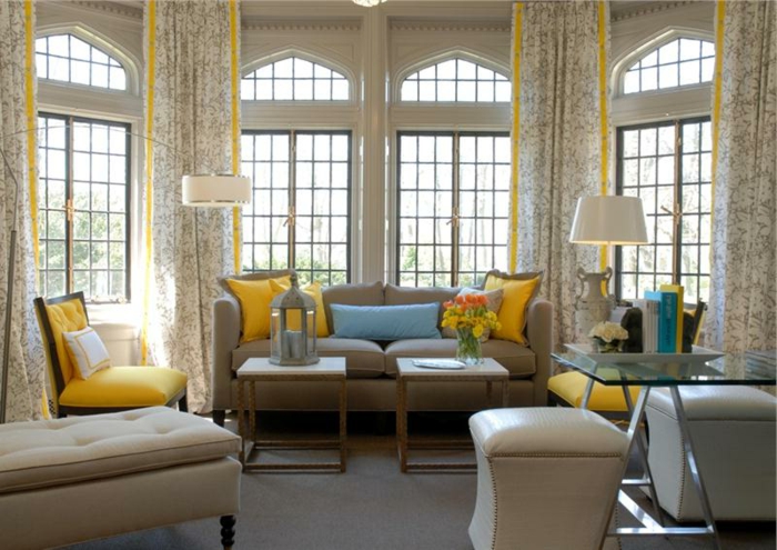 deco salon contemporain, salon taupe clair, porte-fenêtres et coussins déco jaunes