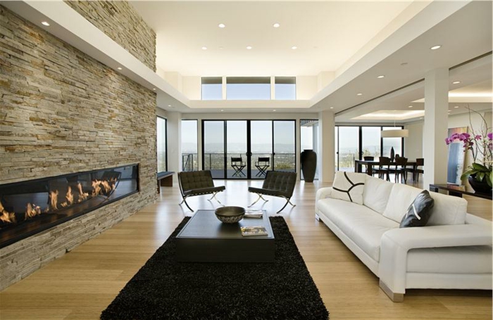 deco salon contemporain, longue cheminée montée au mur, tapis noir rectangulaire, canapé blanc contemporain