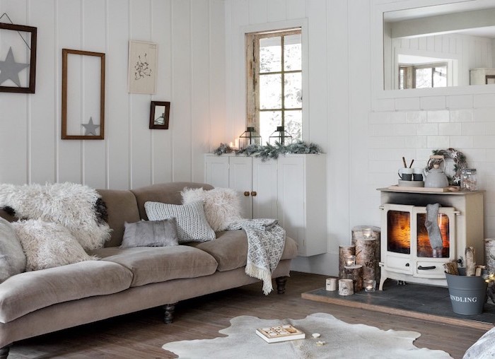 mobilier scandinave, cadres photo vides, fenêtre à carreaux, décoration de Noel, murs peint en blanc, canapé en velours beige