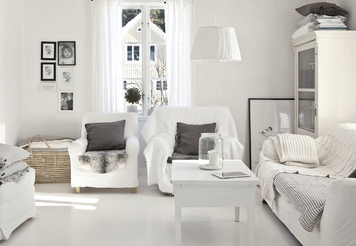 deco salon style scandinave, fauteuil blanc avec coussin gris, cadres photo noirs, canapé blanc, suspension luminaire blanche