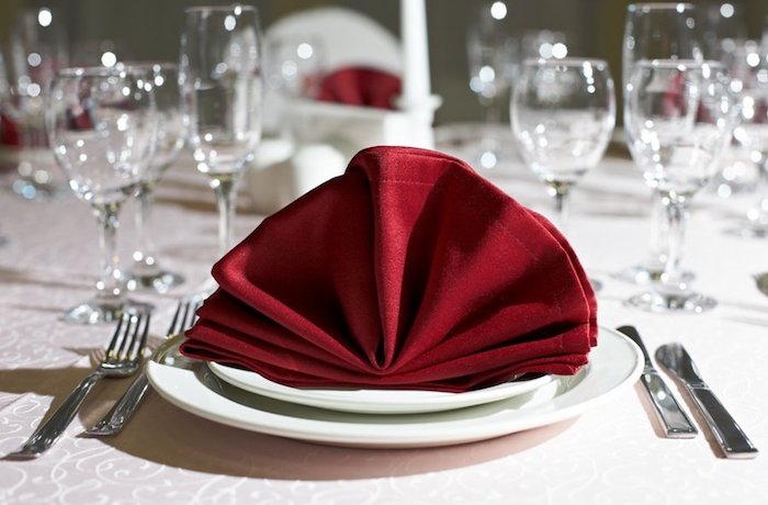 activité créative, comment arranger une table, pliage de serviette origami en tissu rouge